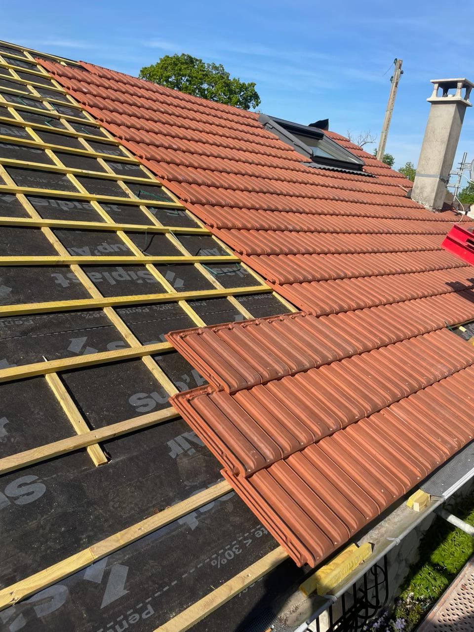 Artisan couvreur Angelo au travail sur une toiture